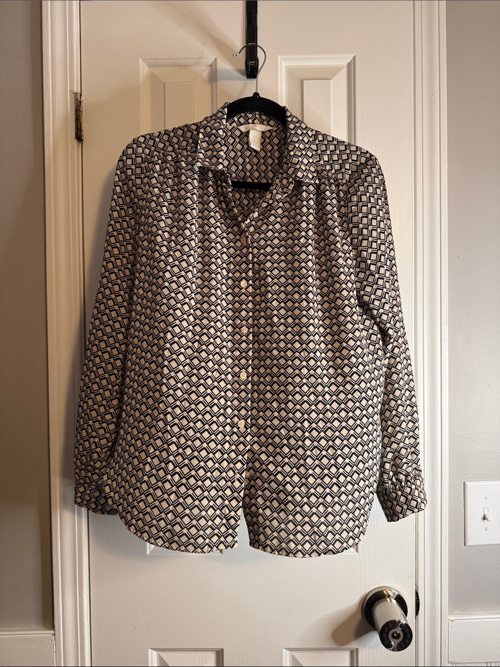 H&M Women's Black & White Geometric Button-Down Shirt (R)
